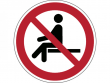 16: Verbotsschild - Sitzen verboten (gemäß DIN EN ISO 7010)